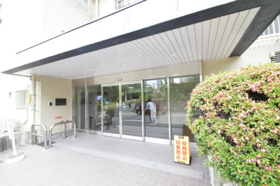 【エントランス】 | 桃山台レックスマンション | こちらの物件近くの教育施設や、スーパー・公園など、物件周辺の住環境を併せてご案内させて頂きます。ぜひ、現地での暮らしをイメージなさって下さい！