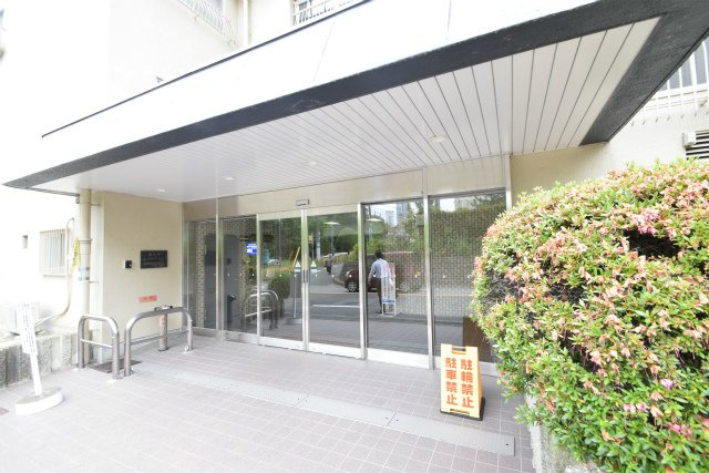 【エントランス】 | 桃山台レックスマンション | こちらの物件近くの教育施設や、スーパー・公園など、物件周辺の住環境を併せてご案内させて頂きます。ぜひ、現地での暮らしをイメージなさって下さい！