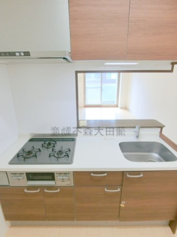 コスモリード池上のキッチン|グリル付き３口ガスコンロのカウンター式システムキッチン