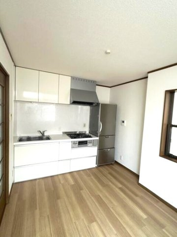 北青木4丁目のキッチン|収納たっぷりなので調理器具や調味料も出し入れしやすいですね。

