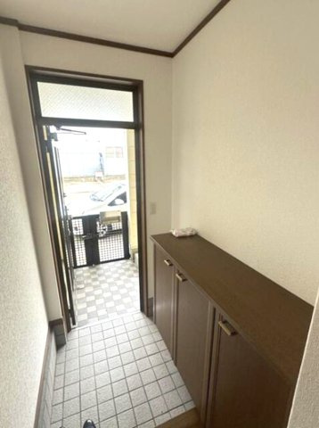 北青木4丁目の玄関|散らかりがちな玄関もスッキリの玄関収納付
