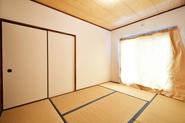 大宮七里サンコーポ　5号棟の和室|【和室：6.0帖】南東向きバルコニーに面した、LDK隣の和室です。リビング横に位置していますので、客間として・お子様のプレイルームとして・・・様々な用途でお使いいただける和室です。