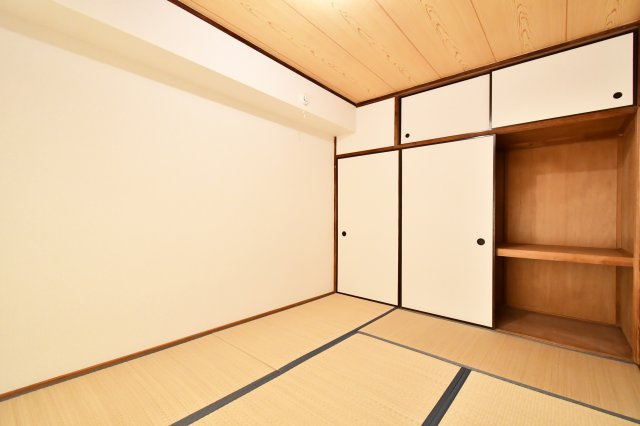 大宮七里サンコーポ　5号棟の和室|【和室：6.0帖】LDK隣の和室です。押入タイプの収納ですので、収納力も高く来客用の寝具もそのまま収納出来ます！畳ですので、フローリングより暖かく柔らかい為、寝る人にも優しいお部屋となっております