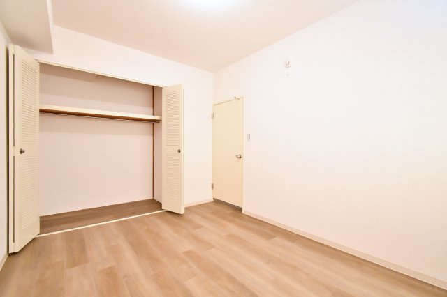 大宮七里サンコーポ　5号棟の洋室|【洋室①：6.3帖】クローゼットは各部屋に備わっておりますので、家族それぞれで洋服収納をすることも可能です。また、上下セパレートになっているため衣替えもしやすく、ハンガーパイプで家事時短にも◎！
