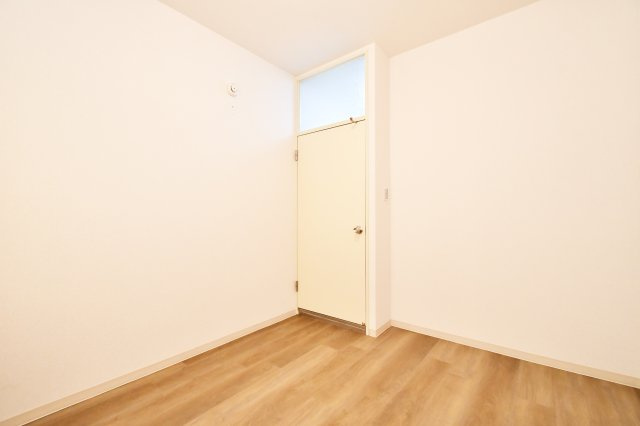 大宮七里サンコーポ　5号棟の洋室|【洋室②：4.75帖】玄関横のお部屋です。白基調な洋室ですのでより空間を広く感じさせます。梁などデッドスペースになるものが室内にないため、家具のレイアウトもしやすいお部屋になっております！
