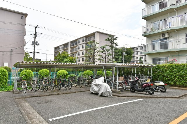 大宮七里サンコーポ　5号棟の駐輪場|※空き状況は当社まで都度ご確認くださいませ。駐車場もご用意しておりますので、お車でご来店の方も安心してお越し頂けます。周辺環境・住みやすさetc.　ご家族の未来まで考え、ご提案させていただきます。