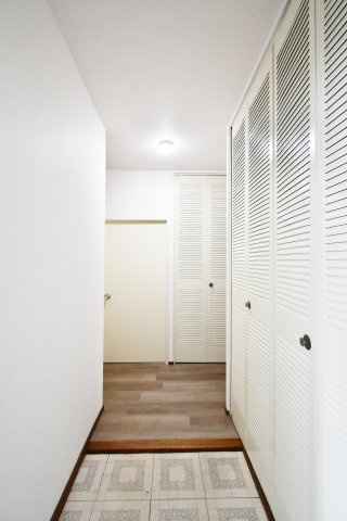 大宮七里サンコーポ　5号棟の玄関|玄関から室内へ続く廊下、動線が見える写真。各室へつながる動線が明確で暮らしを整理しやすい一角。内覧で収納・採光・動線を確認ください。