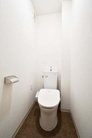 大宮七里サンコーポ　5号棟のトイレ|天井・横幅にゆとりがあり、圧迫感の少ないトイレスペースです。暖房機能付きの便座なので冬の寒い日にはあってよかったと実感していただけると思います。シャワー機能も標準装備となっております。
