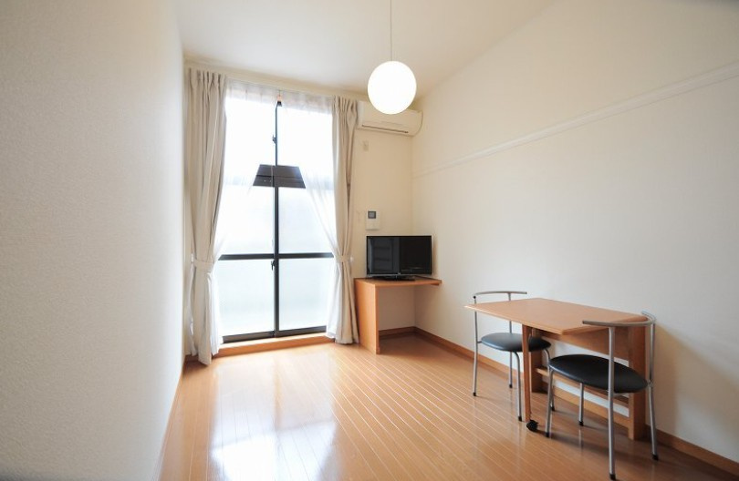 市川市柏井町１丁目の賃貸マンションの居間・リビング