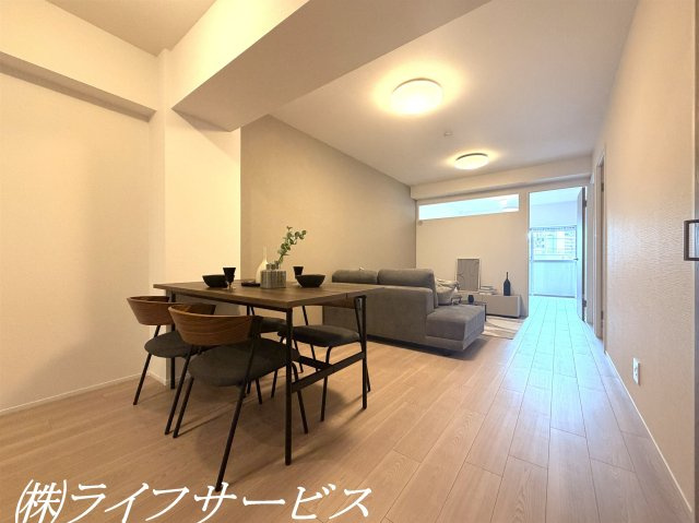 【居間・リビング】 | 北野ハイツ | ＬＤＫ広々15.7帖！洋室との壁に明り取り窓があります！