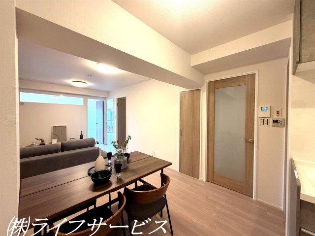 【居間・リビング】 | 北野ハイツ | ＬＤＫ広々15.7帖！洋室との壁に明り取り窓があります！