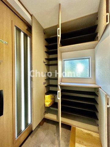 葛飾区細田1丁目中古住宅の玄関|【玄関】玄関には大型のシューズクローゼットを設置しておりますのでいつでもスッキリりとした空間を保てます。玄関周りを清潔に使うのはとても大事なことですよね。