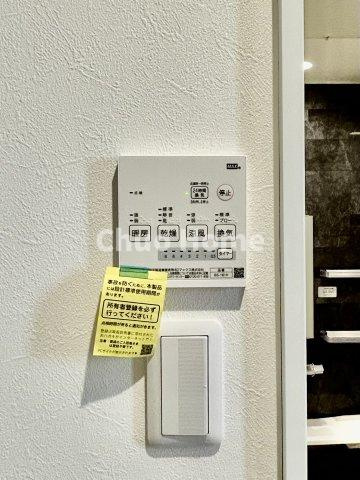 葛飾区細田1丁目中古住宅の冷暖房・空調設備|【浴室乾燥機】暖房・冷風・換気・乾燥が可能です。毎日を快適に過ごせるうれしい機能が揃っています。雨の日の洗濯物も安心です。