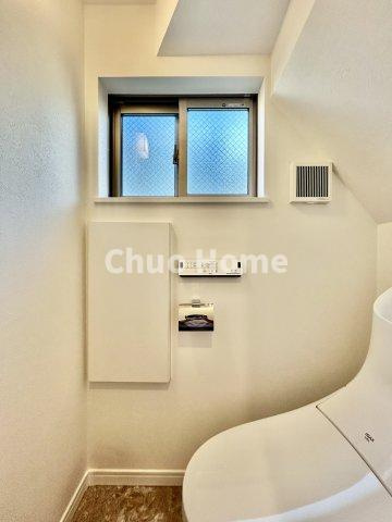 葛飾区細田1丁目中古住宅の内装|【ウォシュレット】清潔に使いたいお手洗いには最適な設備です。もちろんウォームレットも標準装備です。