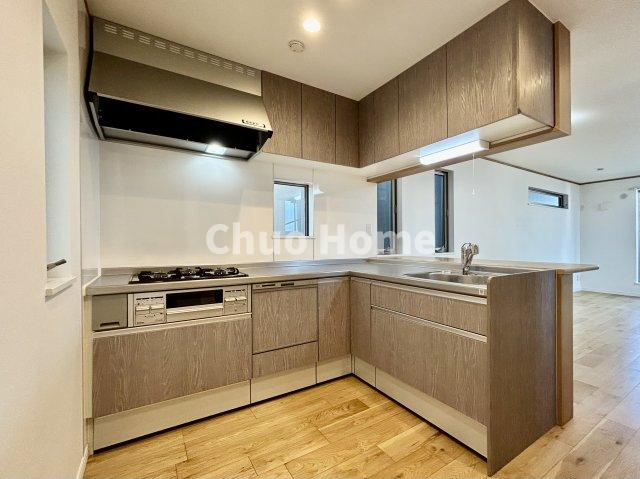 葛飾区細田1丁目中古住宅のキッチン|収納豊富なシステムキッチン