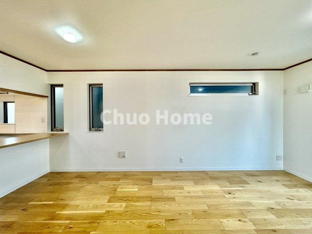 葛飾区細田1丁目中古住宅のキッチン|視界に広がりを生むオープンなキッチン。料理や片付けをしながら、家族との会話を楽しんだり、リビングで遊ぶ子どもを見守れます。ご見学時には家具の配置などもイメージしながらぜひご覧になって見て下さい。