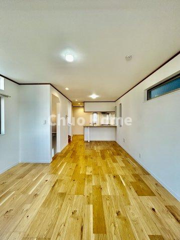 葛飾区細田1丁目中古住宅のダイニング|【ダイニング】忙しい朝でも、しっかり家族が揃って食事をして頂けるゆとりある大きさのダイニングスペース。奥様が作る手料理をカウンター越しに受けとって頂き、テーブルで囲む素敵な時間を存分に愉しんで下さい。