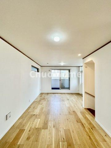 葛飾区細田1丁目中古住宅の居間・リビング|【リビングダイニング】一日の中で多くの時間を過すことになるリビングダイニングだからこそ、いつも穏やかな空間であることが必然。爽やかな通風と採光を存分に感じる事が出来る空間です。