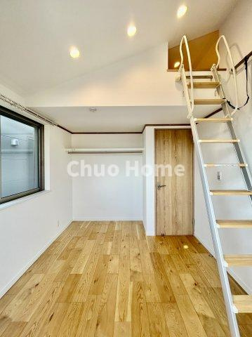 葛飾区細田1丁目中古住宅の寝室|【寝室】心と体をゆったりと安らげる主寝室。寝室のゆとりが大きい分だけ、暮らしの安らぎは深まります。一日の疲れを癒すだけでなく、ご夫婦の親密な語らいを紡ぎ出します
