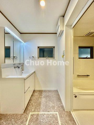 葛飾区細田1丁目中古住宅の脱衣所|【洗面所】明るい洗面所は朝をすっきりさせてくれる空間です。バタバタしている忙しい朝でも収納が多い洗面台では短い時間で効率良く支度ができます。
