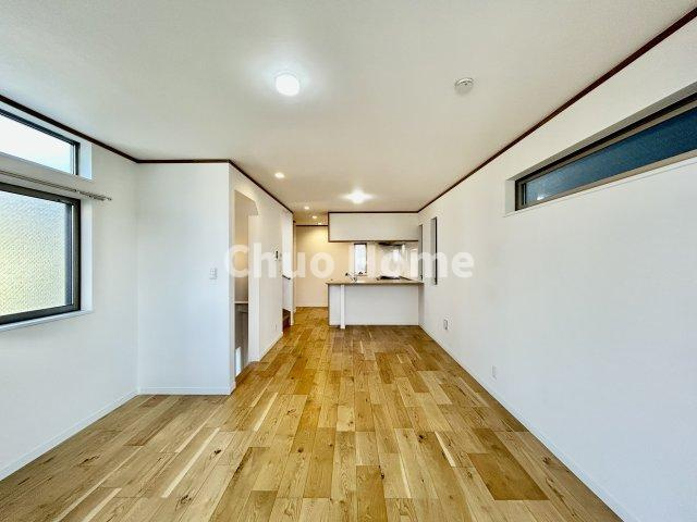 葛飾区細田1丁目中古住宅の居間・リビング|【居間・リビング】「ＬＤＫは家族団らんをデザイン」広いＬＤＫでは家族が集まり一緒の時間を過ごせる工夫がされております。何気ない一日の当たり前のひとコマがいつか一生の宝物になります