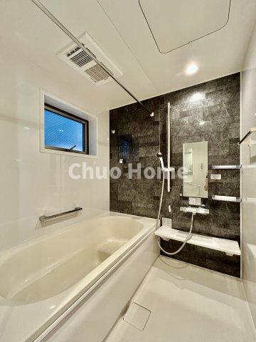 葛飾区細田1丁目中古住宅の浴室|【バスルーム】暖房換気乾燥機付きシステムバスルーム。暖房・冷風・換気・乾燥など、毎日を快適に過ごせるうれしい機能が揃っています。雨の日の洗濯物も安心です。