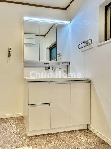 葛飾区細田1丁目中古住宅の独立洗面台|【洗面化粧台】洗面化粧台には三面鏡を採用。身だしなみを整えやすい事はもちろんですが、鏡の後ろに収納スペースを設ける事により、散らかりやすい洗面スペースをすっきりさせる事が出来るのも嬉しいですね