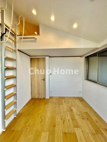 葛飾区細田1丁目中古住宅の洋室|【洋室】快適に過ごす条件は、一人ひとり違います。だからこそ飾り過ぎないシンプルな内装と偏り過ぎないデザインで統一しております。居住していく中でオーナー様だけの【マイホーム】に創り上げて下さい