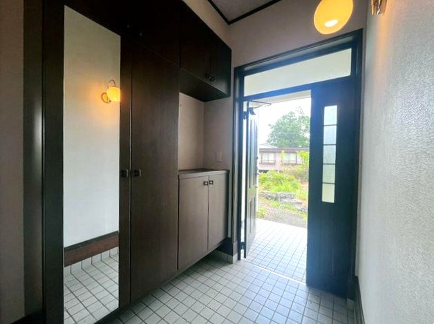 大室高原　平坦で広いお庭付きの平屋建て2SLDKの玄関