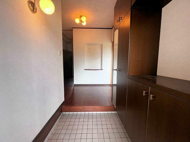 大室高原　平坦で広いお庭付きの平屋建て2SLDKの玄関