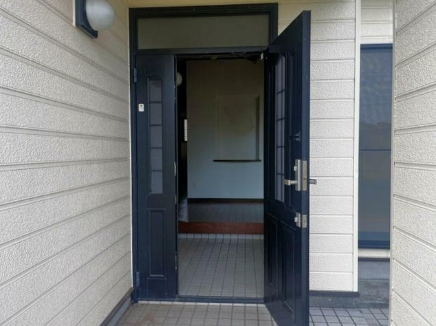 大室高原　平坦で広いお庭付きの平屋建て2SLDKの玄関