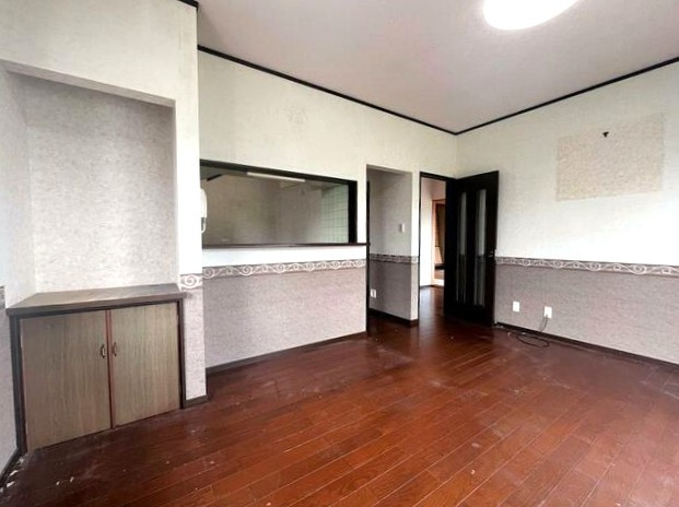 大室高原　平坦で広いお庭付きの平屋建て2SLDKの居間・リビング