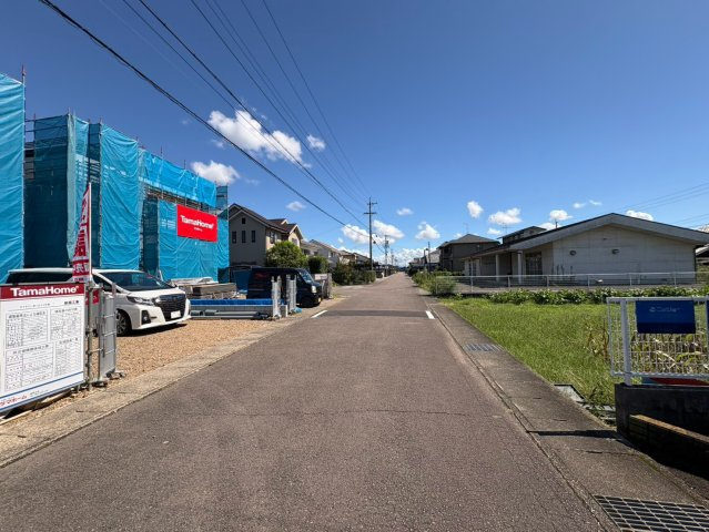 タマタウン　関市東新町3丁目（旭ヶ丘小）　全3区画分譲の前面道路含む現地写真|「現地（2026年8月18日）撮影」
■前面道路　
■ヤマダ不動産　株式会社リライフ