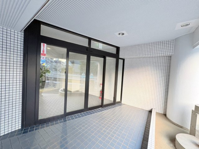 クレフ本山のエントランス