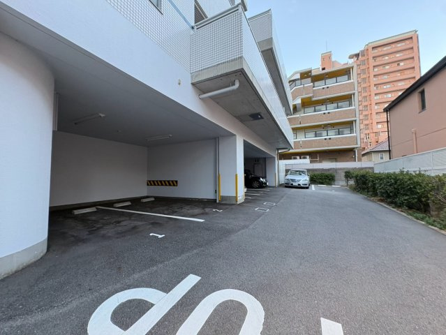 クレフ本山の駐車場