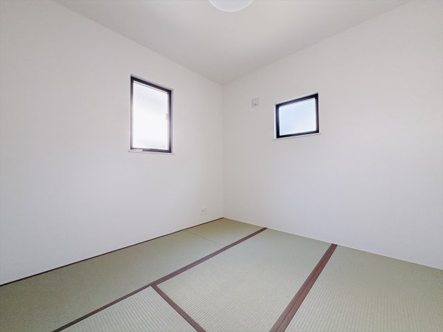 【中古戸建】高崎市石原町の和室|■1階和室｜和室でしか味わえない畳ならではの香りや素材で和のやすらぎを感じてください♪休日はお子様とお昼寝するのにも最適です！