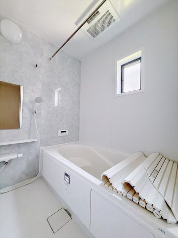【中古戸建】高崎市石原町の浴室|■浴室｜デザイン性に優れた浴室♪1日の疲れを癒す、ゆったりとしたバスタイムをぜひお過ごしください(*＾＾*)大きな窓付きで嬉しい♪