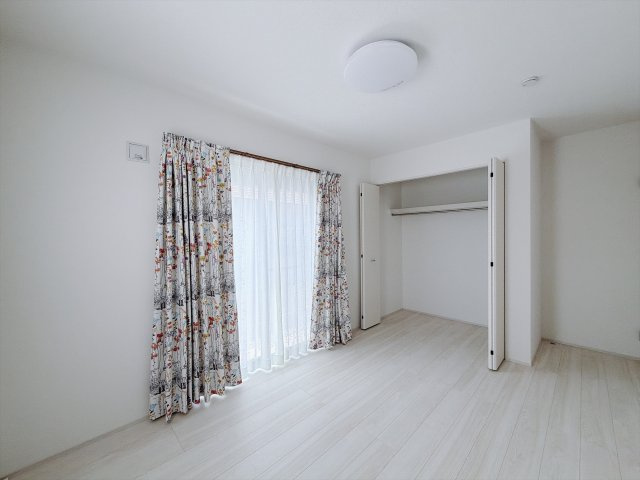 【中古戸建】高崎市石原町の洋室|■1階洋室｜子供部屋のメリットは「自立心を養うことができる」「自分で整理整頓できるようになる」そして、お子様が成長した際には「プライバシーを確保できる」といい事だらけ♪