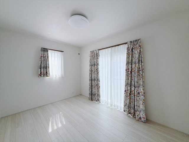 【中古戸建】高崎市石原町の洋室|■1階洋室｜ナチュラルカラーの床です。模様替えなどとても楽しく工夫できます♪陽当たり、風通しもとても良いので毎日快適な生活スタートです！子供部屋にも良いですね♪