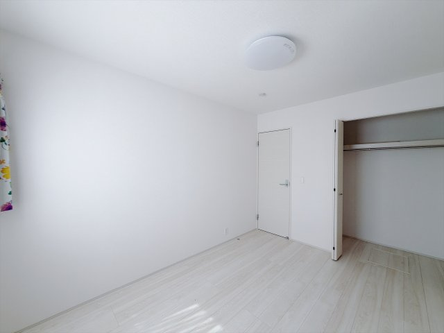 【中古戸建】高崎市石原町の洋室|■1階洋室｜1階各居室には収納をご用意しています♪常にお部屋を綺麗に保てます！小さなお子様も自然とお片付けができるようになるのでうれしいですよね！