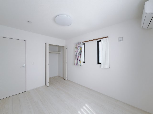 【中古戸建】高崎市石原町の洋室|■1階洋室｜お子様の一人部屋にピッタリな洋室。木のぬくもりを感じるフローリングは、天然木の味わいが時とともに深みを増していきます。また、傷にも強く、フリーワックスでお手入れもラクラクです♪