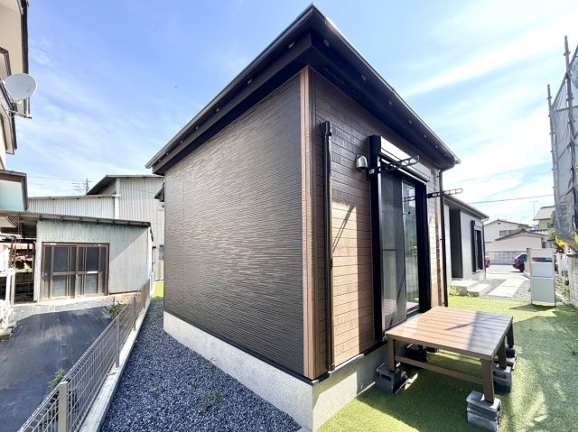 【中古戸建】高崎市石原町の外観|■外観｜外壁のアクセントカラーがシックな外観です。シンプルなデザインでありながらも「個性」を損なわず、お客様一人ひとりの暮らし方にフィットします。