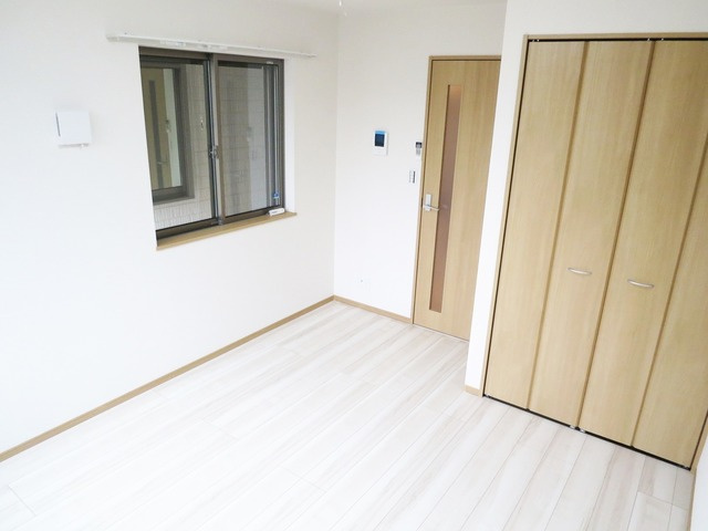 フローラ東小岩の寝室|窓側から見た洋室です！
