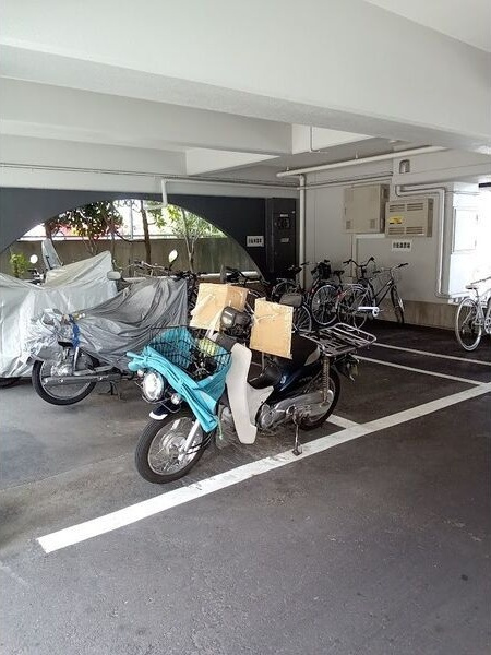 ダイコウビルの駐車場