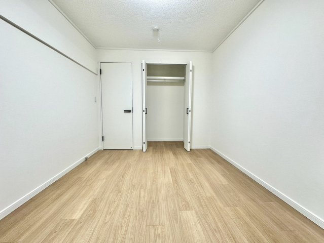宮前平グリーンハイツ15号棟の洋室|落ち着いた色調でまとめられた洋室は、ゆったりとした時間を過ごせるプライベート空間として最適です。