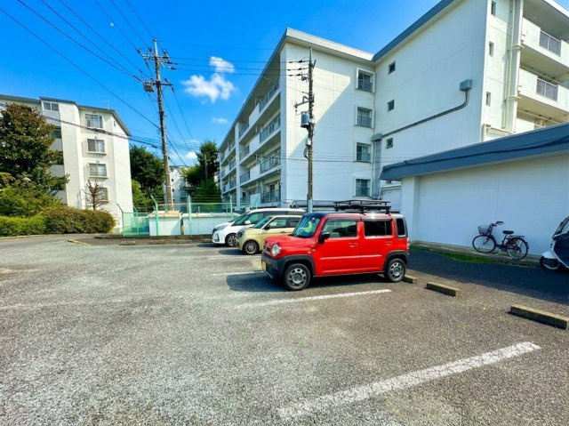 宮前平グリーンハイツ15号棟の駐車場|駐車場への移動負担が少なく快適なカーライフを実現します。