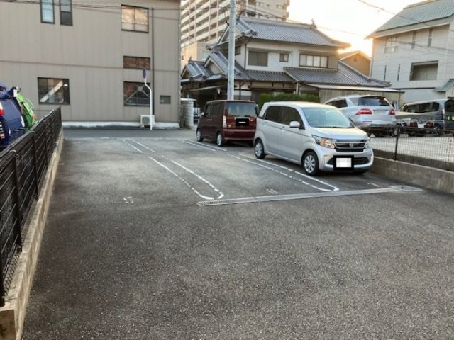 サニーコートの駐車場