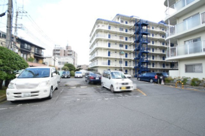【駐車場】 | 蛍池スカイハイツ | サイトに掲載されていない箇所の写真、撮影してお届けさせて頂きます！気になる物件で、見たい部分の画像が無い場合は、弊社スタッフまでご連絡下さいませ。お客様の気になる箇所を、カメラにて撮影して参ります！