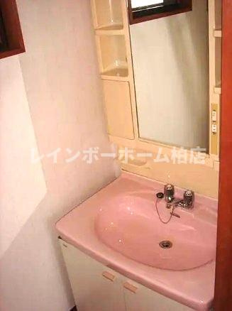 特典：仲介手数料が無料です!!の洗面所|明るい洗面所です