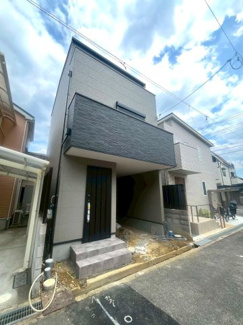 【前面道路含む現地写真】 | 高槻市淀の原町　新築一戸建 | ■前面道路は西側約4.5ｍの公道です。
